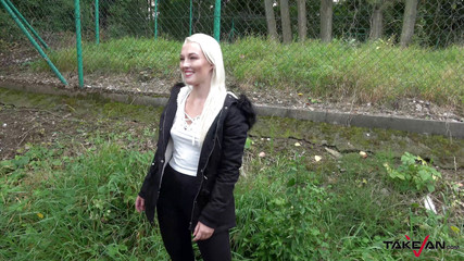 Take Van: Blondie podniosła się, zerżnęła i wyrzucona nago