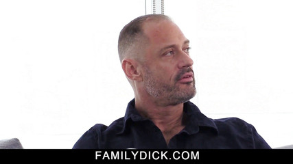 Say Uncle: सौतेला बाप अपने दिल के टूटे हुए लड़के को खुश कर रहा है