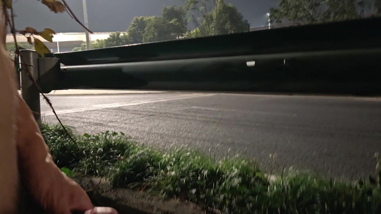 ChineseBisexual: Masturbuje się nago po stronie autostrady w nocy