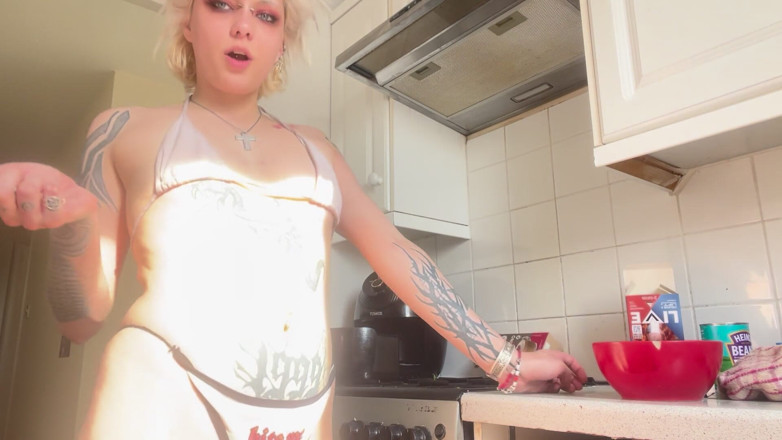 Glitterqueen1999: Airfry e mangiando il tuo piccolo cazzo
