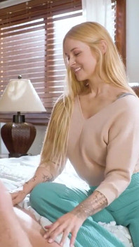 Le garçon de ma belle-mère - Sarah Vandella, belle-mère bienveillante, apprend à son beau-fils vierge à baiser !