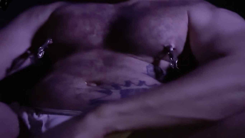 HairyHunkPig: Hunk Pig păroasă - masturbare cu cleme pentru sfârc