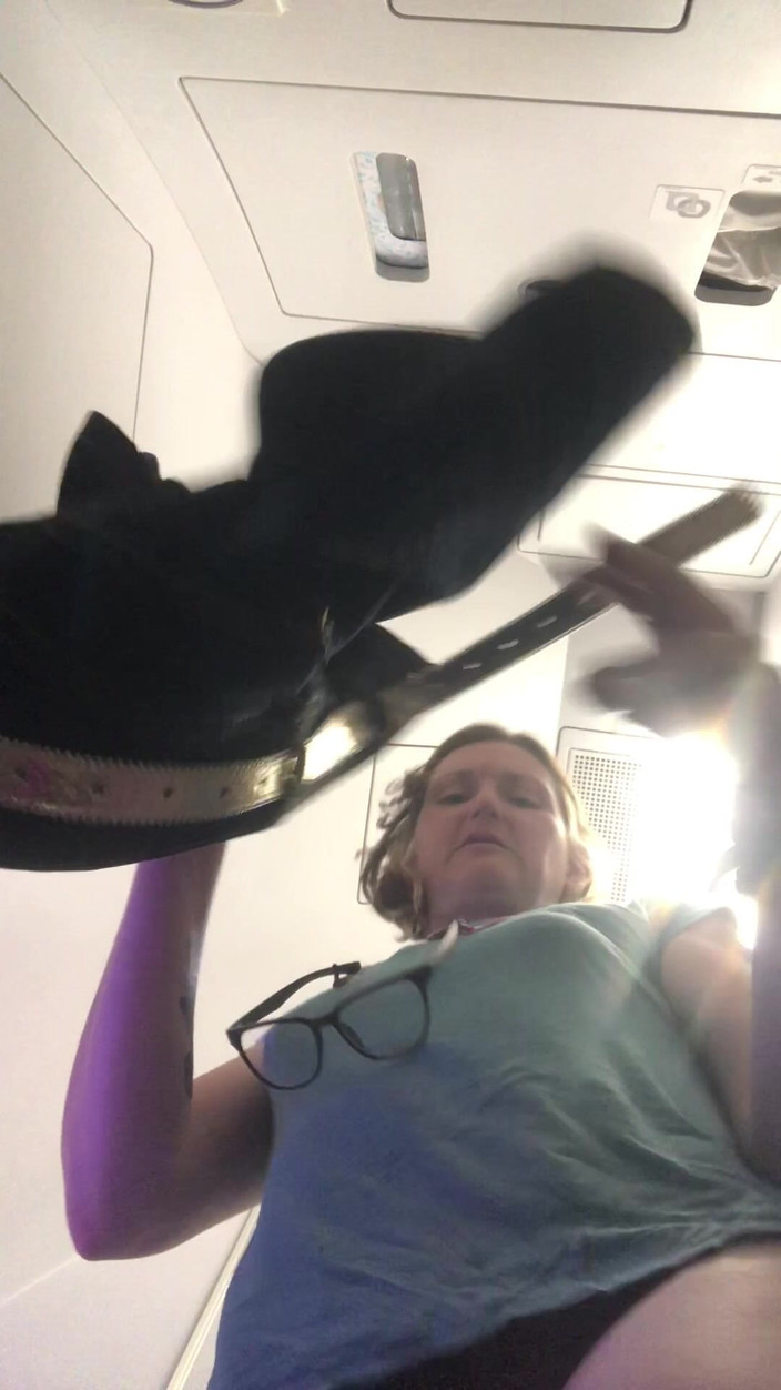 MistressWriggler: Kencing besar pada kapalterbang selepas menahannya selama empat jam!