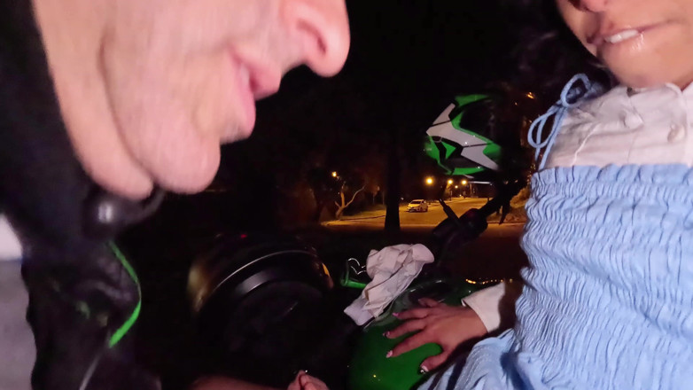 Cindy Luna Petite: Hinterhältiger motorradfick-creampie cindy luna zierlich