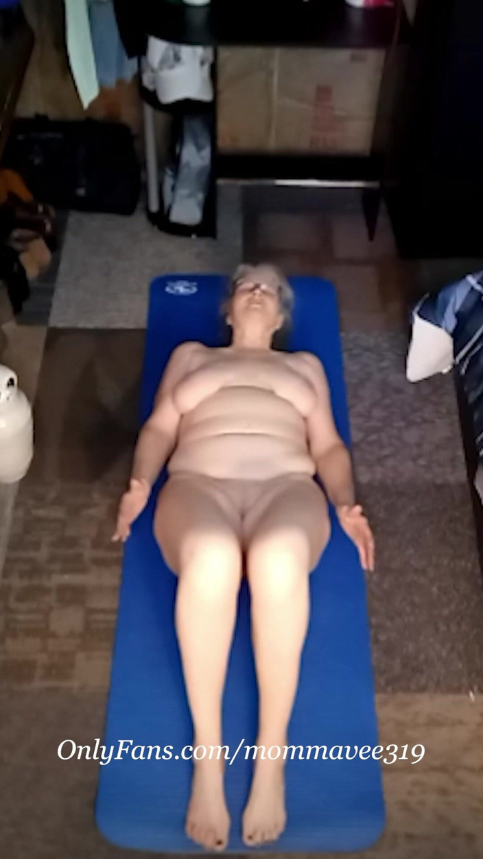 Momma Vee: La calda matura fa yoga nuda e poi sborra!