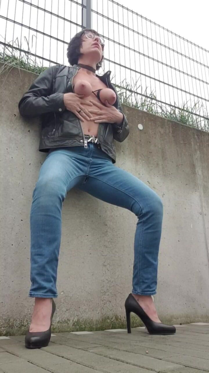 JulieEroticDress: 潮吹到牛仔裤里