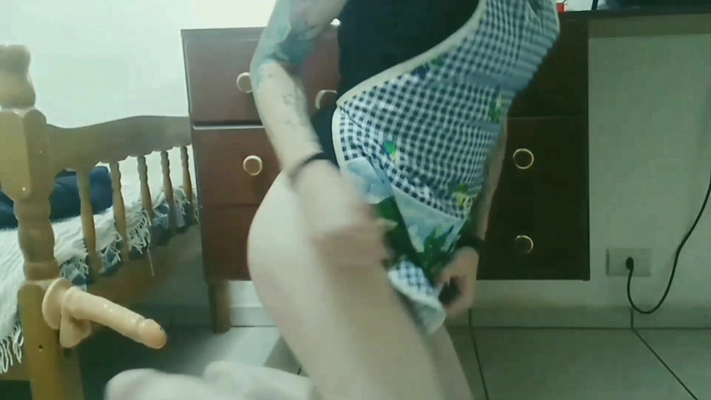 Sissy Aniya: Sissy Aniya - ragazza trans casalinga in abito e grembiule