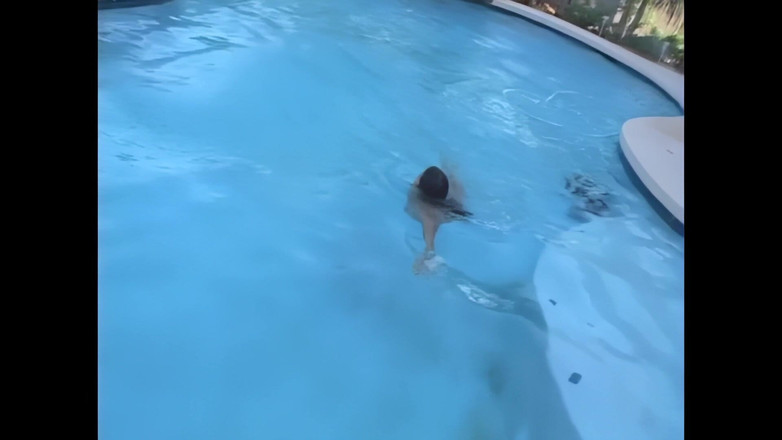 The Transexuals Megastore: Un Trans Intruso En Piscina