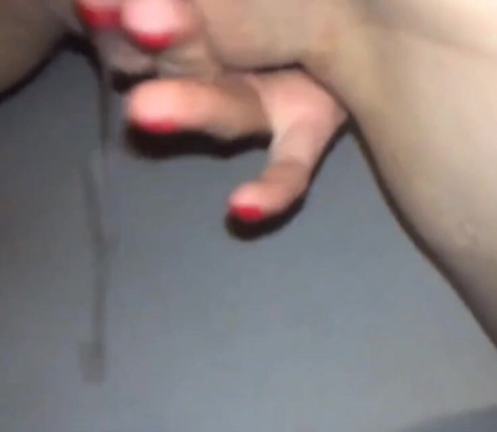 TinyMilf2: Hora kvinna ger sig till den som vill