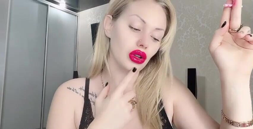 Goddess Misha Goldy: 我点燃了我的香烟 - 你送来！太容易了！