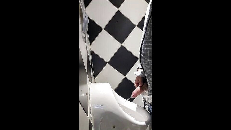 Arab of the Future: Top-behaarte araberin pisst im restaurant