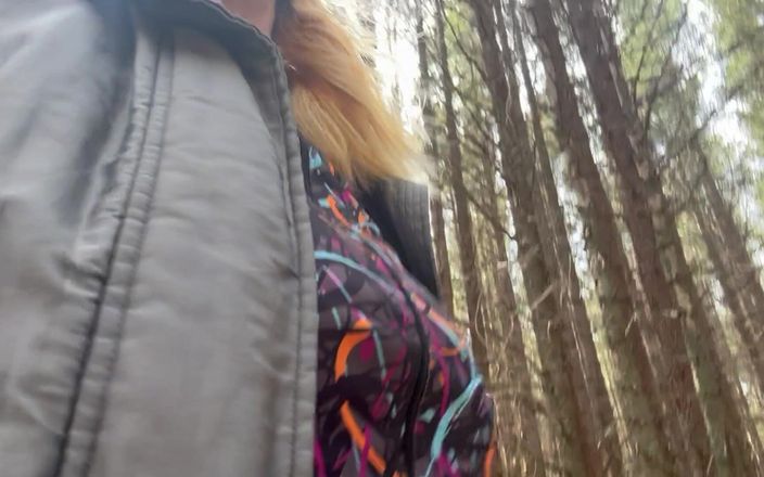 Milf Sex Queen: Pișare în pădure în ziua de iarnă