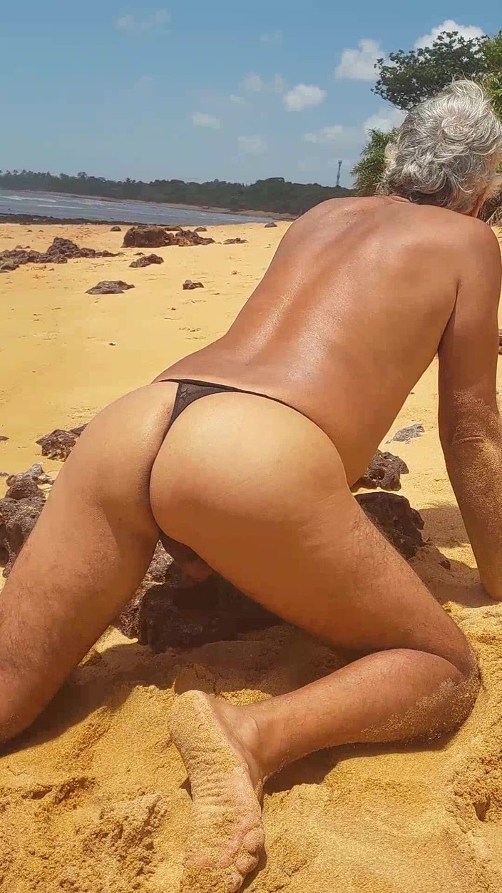 Ladysilvas: Ladysilva समुद्र तट पर पैंटीज में क्या हॉट गांड है