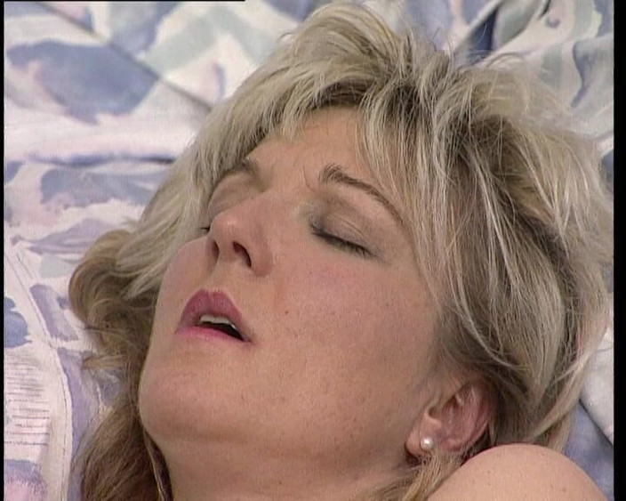 YOUR FIRST PORN: Petra - ibu-ibu seksi dengan berbulu lagi liar dan habis-habisan