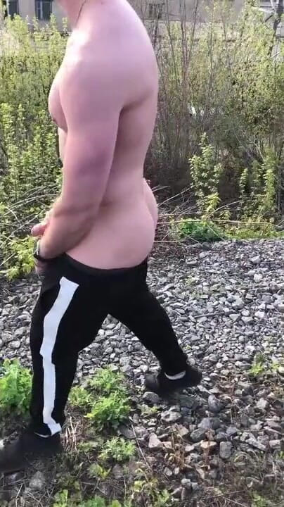 Dick Boys Studio: Extrem. Masturbându-i Pula Mare În Gară