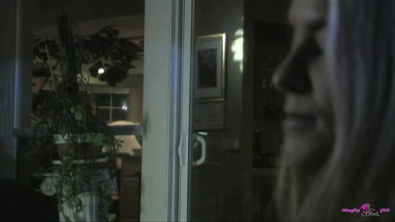 Naughty Black Girls: Eine sehr attraktive Brünette fickt einen geilen Typen im doggystyle...