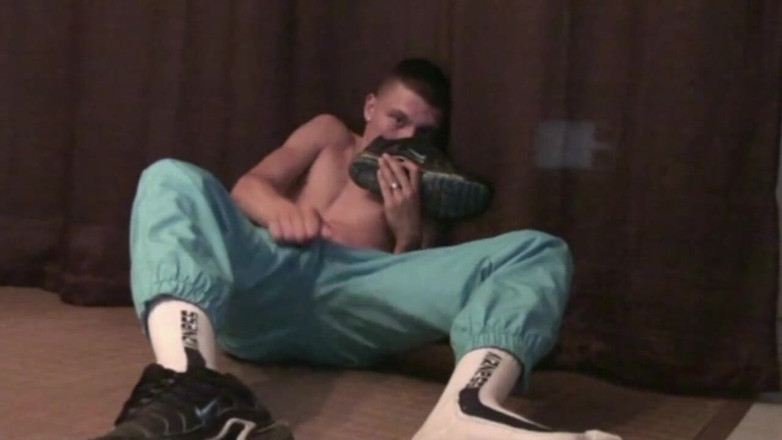 Sneaker gay: Solo masturbation with sneakers for q straight boy