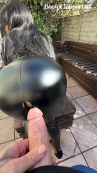 Její lesklé latexové kalhoty mají masivní výstřik