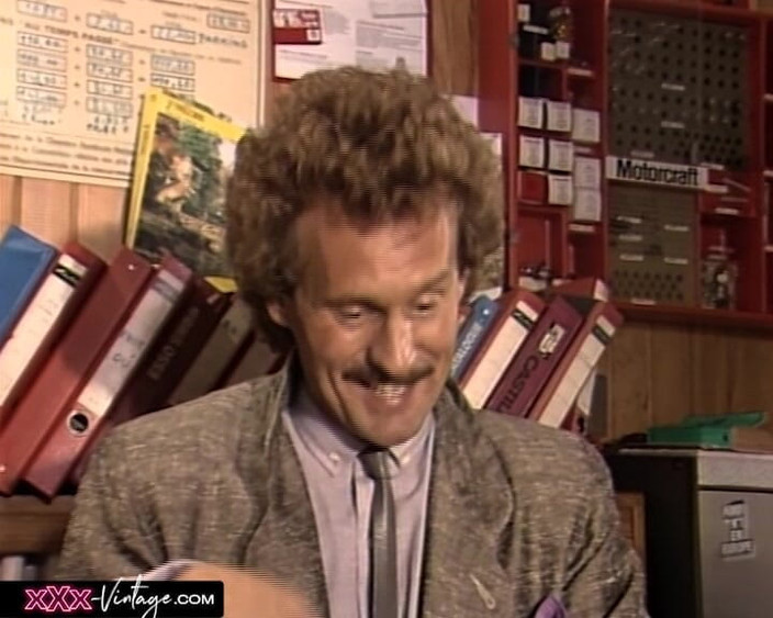 XXX-Vintage: Leckerei unter dem schreibtisch