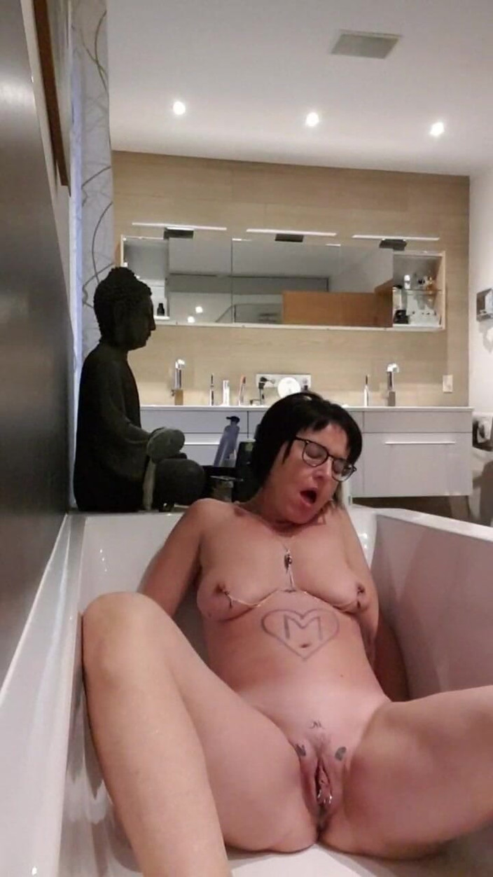 JulieEroticDress: Squirt mit glas-dildo