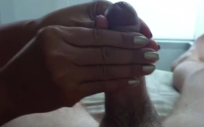 Handjob Passion: 반짝이는 은색 손톱을 가진 핫한 아시아 밀프가 바다를 마주하고 있는 핸잡 - 뱃속 POV에서 대박 정액 보기