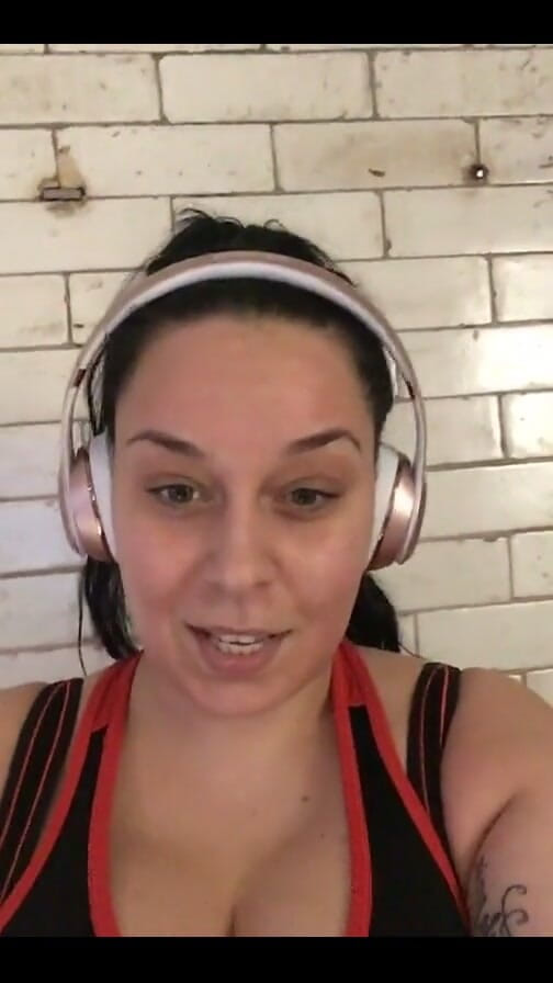 Anastasia Lux: Spor salonunda spor yapıyor... Ağırlıklardan önce kardiyo ve evet her seansta...