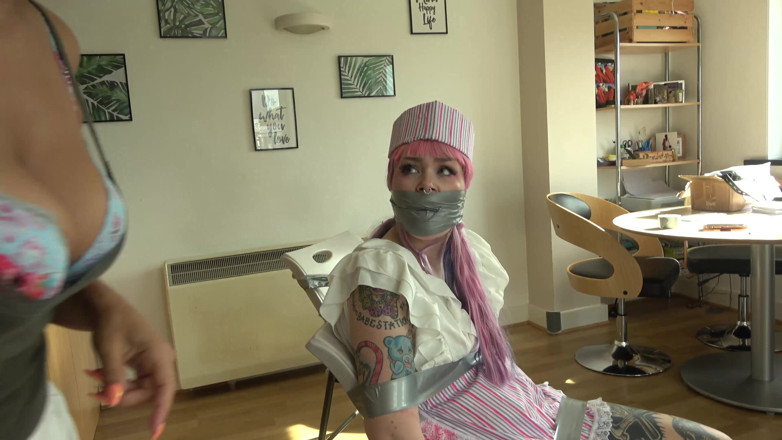 Latina Fetish: Lilly, latina und Mimi&amp;s spooky Café Halloween Bondage-Abenteuer mit klebeband...