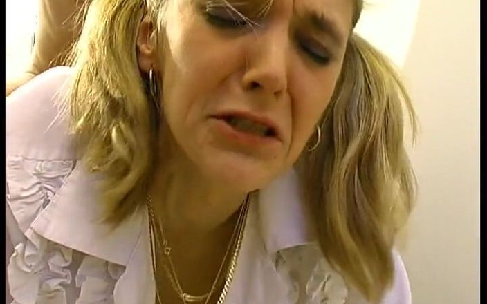 La France a Poil: Pequeña zorra rubia follada por su profesor en el aula