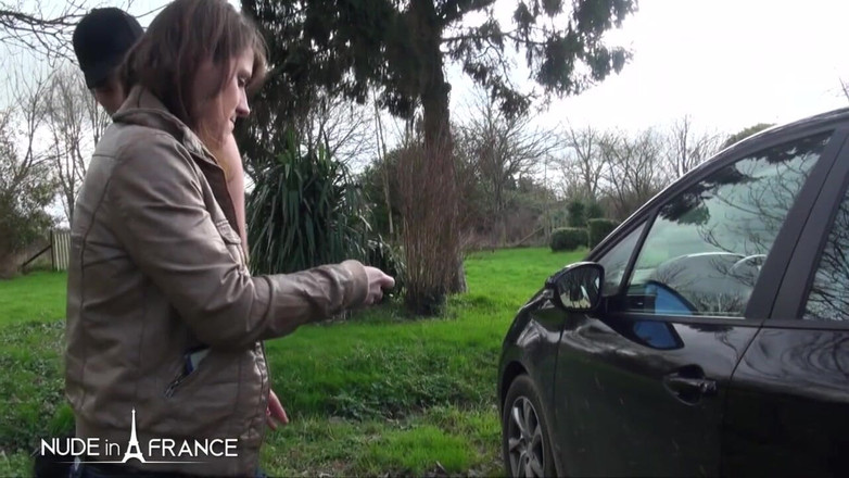 Nude in France: Melody wird von einem großen schwanz des mechanikers anal gefickt!