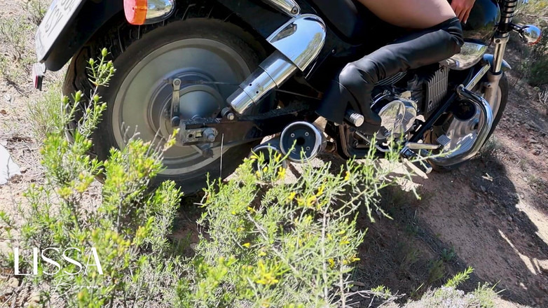 Lissa Brown: Le vibrazioni nella mia moto che fanno spostare le piante...