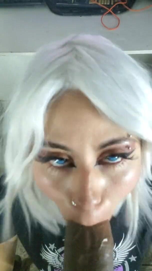 DherlyDoll: Zatímco byla rodina shromážděna, dal jsem mu lahodné kouření.