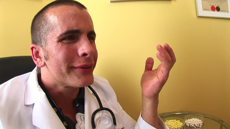 Miami Reality: Tahrik edilen orta yaşlı seksi sarışın doktorların büyük yarağını seviyor