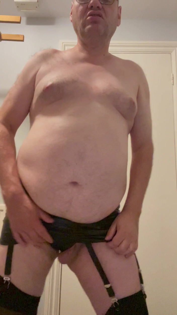 Julian sharp: Julian Sharp mit schwarzen strümpfen an