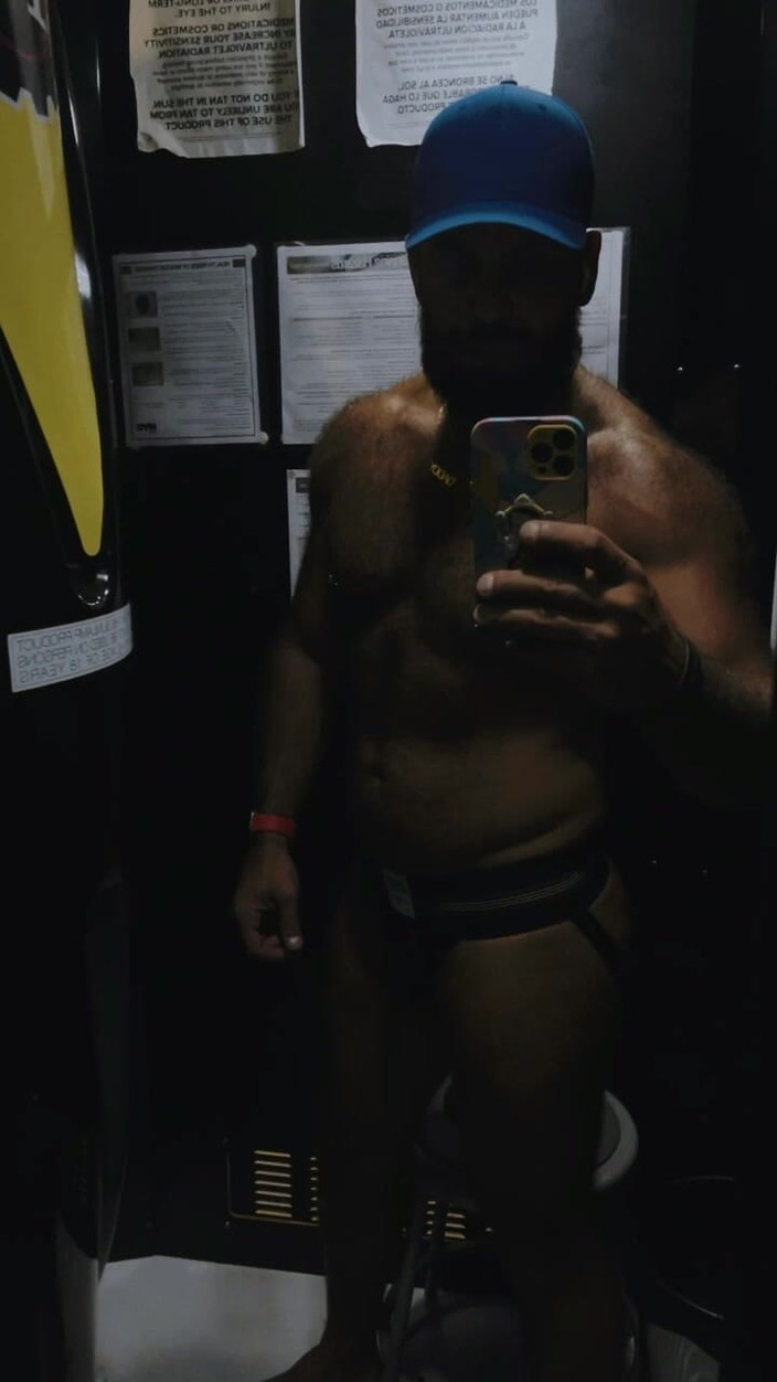 Elio Knight: 벌거벗은 18세 소녀