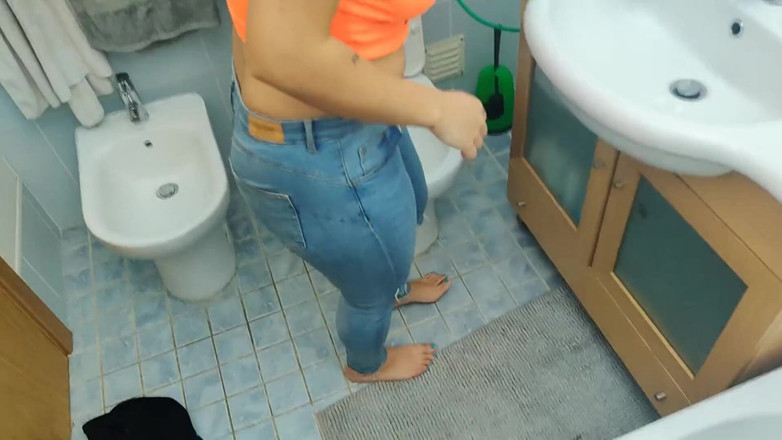 Miss Squirting: Asking stepmother to depilate my legs ends in facial cumshot