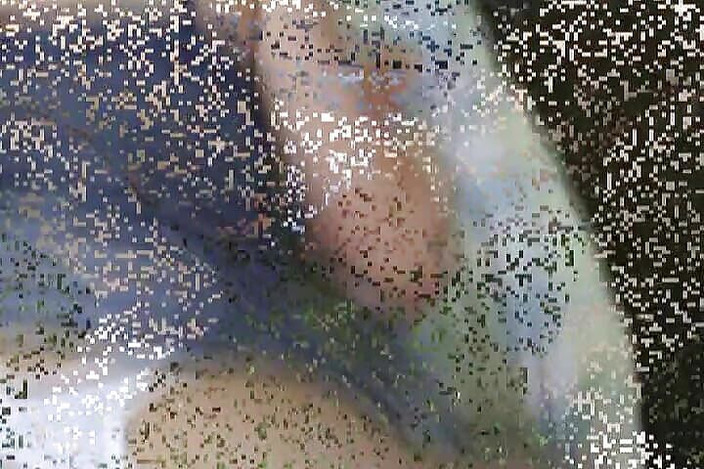 Planete Francaise: फ्रांस की छोटे बालों वाली महिला जंगल में वीर्य खा रही है