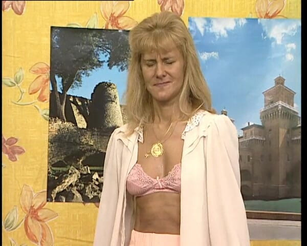 YOUR FIRST PORN: Regina Ik ben ouder, maar ik ben nog steeds geil