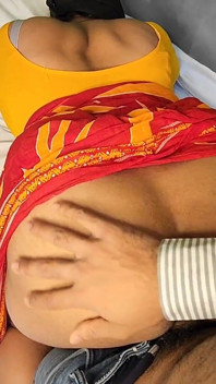 Indiancă desi bhabhi futând băiatul care face livrări în poziția capră, purtând sari în timp ce soțul ei este plecat din oraș