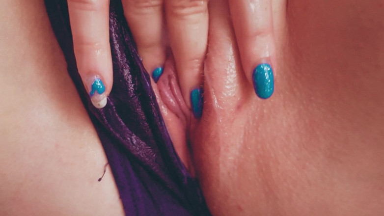 AmyHi: Špinavé stříkání v kalhotkách a kapající mokrá kundička