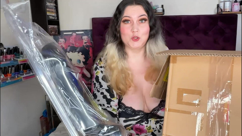 MissFFW: Brudna dziwka rozpakuje swój nowy wybór zabawki