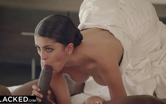 Blacked: BLACKED - model seksi Sophia Leone dapat besar pertama