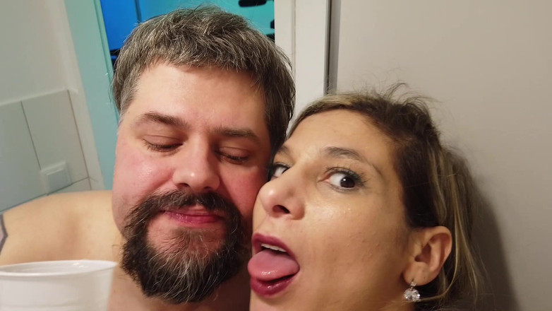 Lovekino: 大きなおっぱいブルネットは口の中で小便を取得し、その後、彼女はカップで小便し、その後、彼女はザーメンを取得します