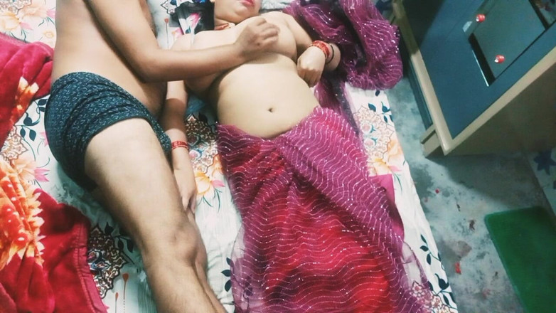 Manjushukla: Kakak ipar india yang cantik dengan kain sosis warna merah.