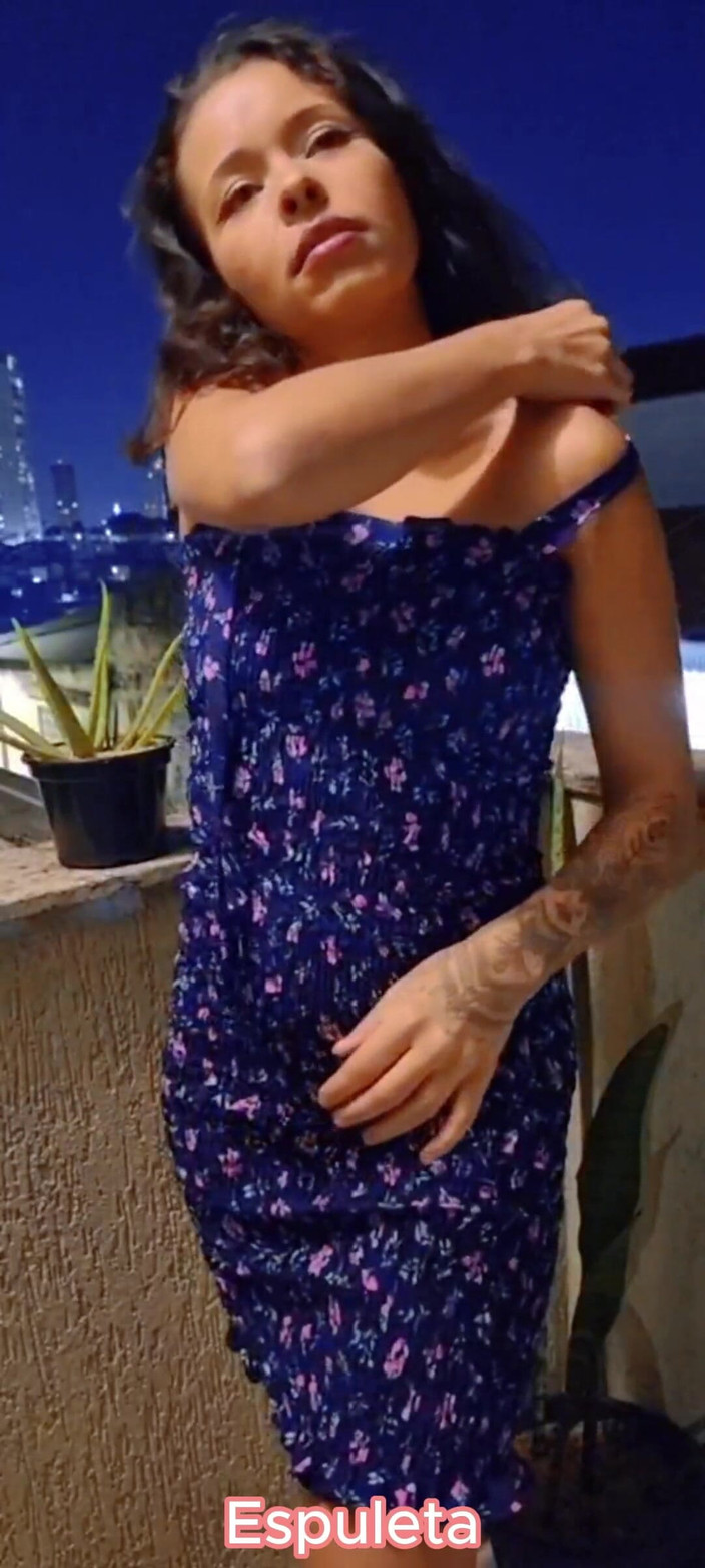 Espuleta Maia: バルコニーでの展示 - 裸になるまで踊るホットな女の子