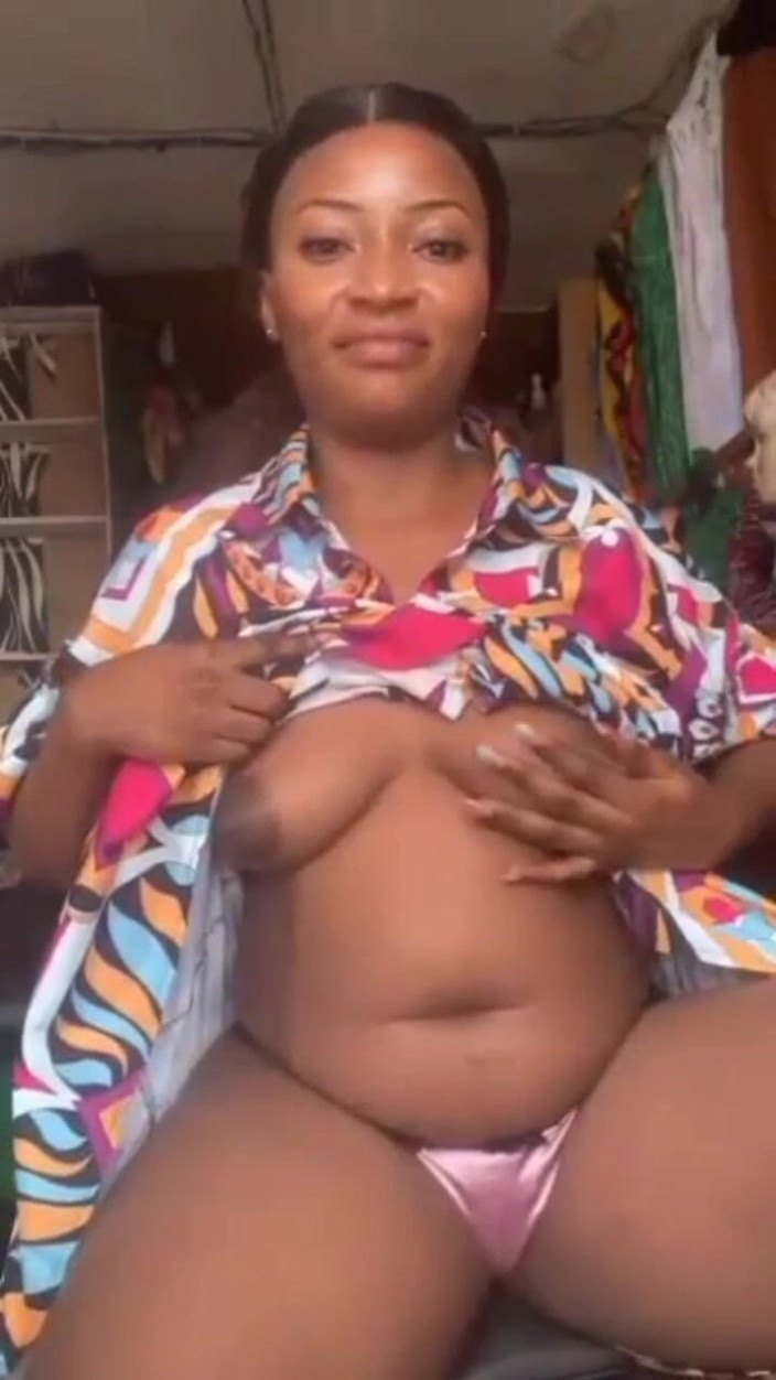 Me and my new slut: Melancap awam mama miang bermain pepek gemuknya di kedainya untuk...