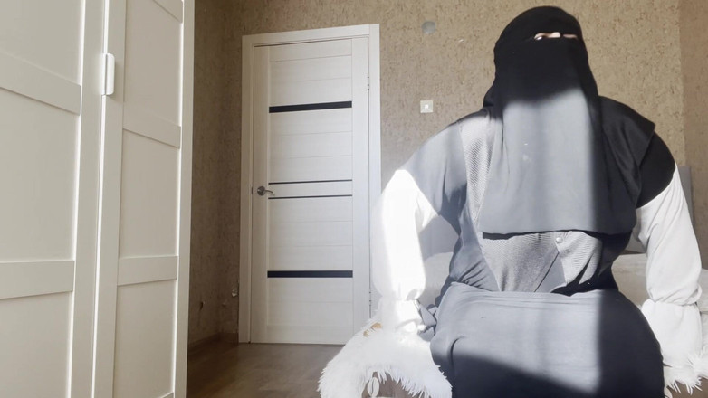 Lux Eva: Arabská macecha s velkým zadkem v punčochách