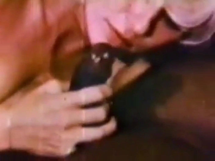 Bisco Birchwood Productions: Большой черный член трахает горячую блондинку в ретро видео!