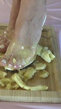 Aku naksir pisang dengan kaki jenjangku yang aduhai dengan sepatu hak tinggi