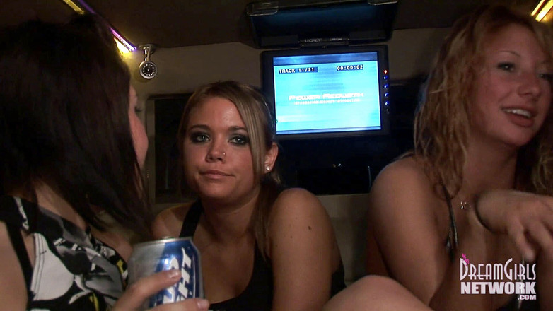 Dream Girls: П'ятеро дівчат оголилися по дорозі в клуб