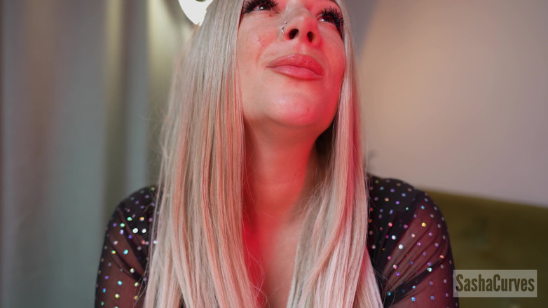 Sasha Curves: The Giantess Vip Room - Feet First